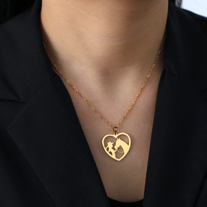 Collana con ciondolo a cuore dorato e silhouette donna e cavallo su sfondo nero