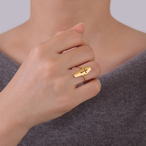Anillo de ataúd gótico de acero inoxidable dorado con cruz calada en el dedo
