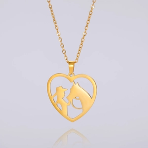 Dettaglio pendente a cuore d'oro con silhouette persona e cavallo su catena
