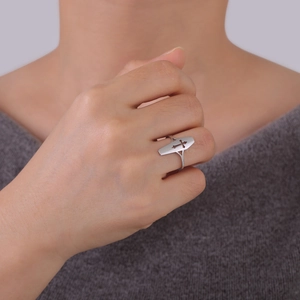 Anillo de ataúd gótico plateado con cruz calada de acero inoxidable pulido para hombres