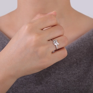 Bague ours minimaliste en acier inoxydable avec détails évidés portée par un mannequin