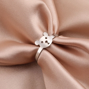 Bague tête d'ours minimaliste avec design ajouré sur fond en tissu de soie champagne