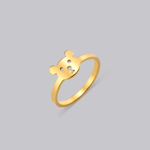 Détail d'une bague ours minimaliste plaquée or avec une finition métallique lisse et brillante
