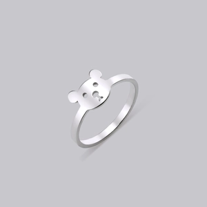 Vue détaillée bague tête d'ours évidée en acier argenté poli au design minimaliste