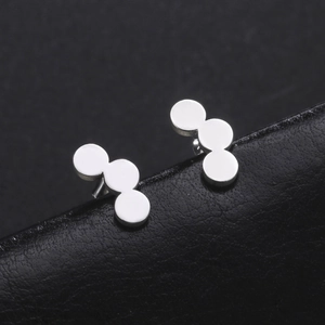 Orecchini minimalisti in acciaio inossidabile con tre cerchi lucidi con finitura argento