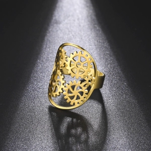 Détail de la bague évidée en forme d'engrenage doré au design mécanique industriel
