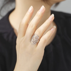 Vue détaillée d'une bague engrenage argentée au doigt au style punk industriel