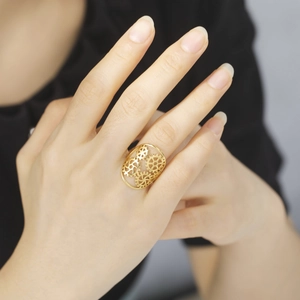 Bague ajourée en acier inoxydable plaqué or 18K avec design engrenage style steampunk
