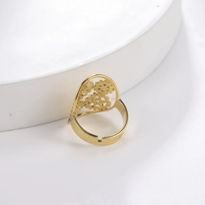 Détail de la bague en acier plaqué or 18K avec découpe d'engrenage et anneau ouvert
