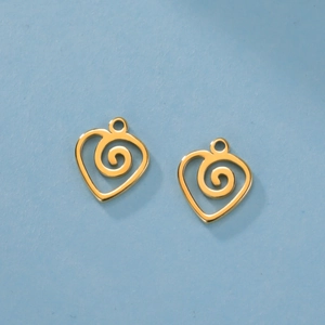 Dettaglio di ciondoli a cuore in acciaio inox placcati oro 18K con design a spirale DIY