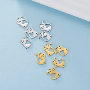 Détail de pendentifs chat plaqués or 18 carats pour bijoux DIY avec design découpé élégant