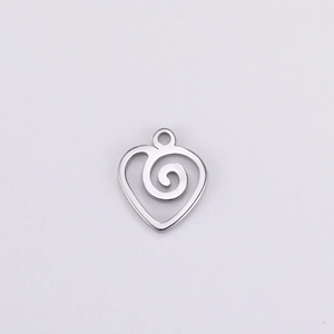 Dettaglio macro di un ciondolo a cuore in argento con motivo a spirale e anello di aggancio