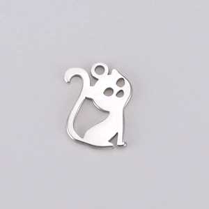 Détail macro du pendentif chat en acier poli avec un design de silhouette creuse