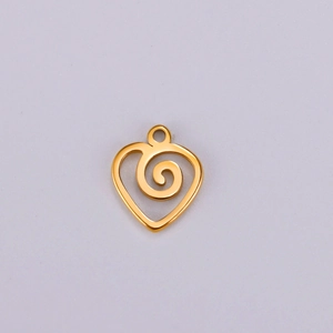 Dettaglio del ciondolo a cuore in acciaio inossidabile placcato oro 18K con design a spirale