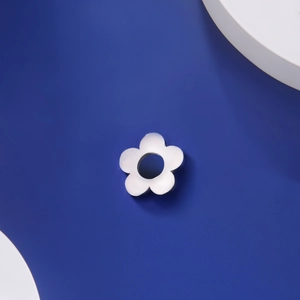 Ciondolo a forma di fiore a cinque petali in acciaio inossidabile su sfondo blu