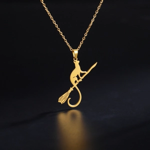 Collar de acero inoxidable dorado con colgante de gato montado en una escoba mona