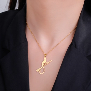 Collar de acero inoxidable dorado con colgante de gato bruja en escoba para Halloween