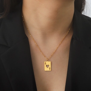 Collar de acero inoxidable dorado con colgante de As de Corazones puesto en una modelo