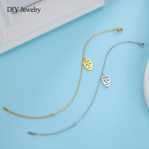 Anhänger mit Totenkopf und Hohlmuster in 18K Gold und Silber auf Edelstahlkette
