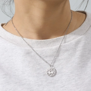 Gepolijste zilveren lotusbloem hanger ketting voor dames gemaakt van roestvrij staal