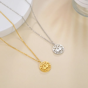 Minimalistische lotus hanger ketting van roestvrij staal in goud en zilver met fijne kettingen