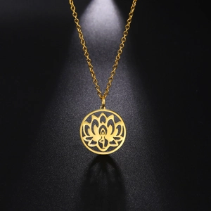 Elegante gouden lotus hanger ketting van roestvrij staal onder de schijnwerper