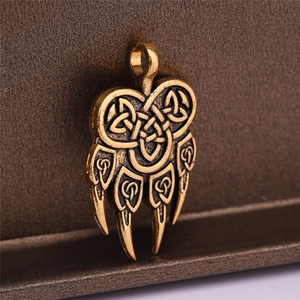 Detailansicht eines Vintage-Wikinger-Bärenpfotenanhängers aus Bronze mit Keltenknoten