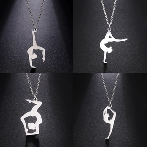 Pendentifs en acier poli avec silhouettes de gymnastique en quatre poses athlétiques