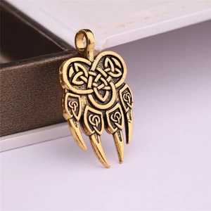 Detailansicht Wikinger Bärenkralle Anhänger mit Keltenknoten in Vintage-Gold-Finish