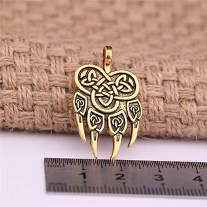 Vintage Gold Bärenkralle Anhänger mit Keltenknoten, 35mm breit auf Sackleinen-Dekor
