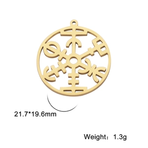 Dettaglio del ciondolo dorato traforato in acciaio inox con dimensioni 21,7x19,6mm