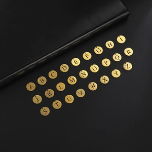 Set mit 26 goldenen 12mm Edelstahl-Alphabet-Anhängern für DIY-Schmuckherstellung