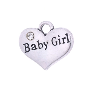 Gros plan sur pendentif cœur argenté avec gravure Baby Girl et petit cristal scintillant