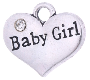 Détail d'un pendentif cœur argenté avec gravure Baby Girl et petit strass brillant