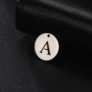 Runder Edelstahl-Anhänger mit Hohlbuchstaben-Gravur A und poliertem Silber-Finish