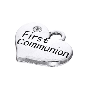 Vue macro détaillée du pendentif coeur argenté Première Communion avec cristal brillant