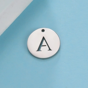 Nahaufnahme eines runden 12mm Edelstahl-Anhängers mit Buchstabe A für DIY-Schmuck