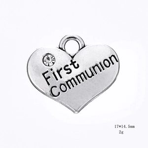 Détail du pendentif cœur First Communion argenté avec dimensions 17x14,5mm et strass