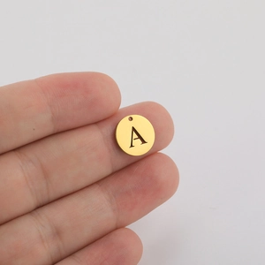 Makroaufnahme: 12mm goldener Edelstahl-Anhänger mit dem Buchstaben A für DIY-Schmuck