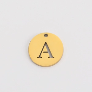 Makroaufnahme von 12mm Gold-Edelstahl-Anhänger mit ausgestanztem Buchstaben A für Schmuck