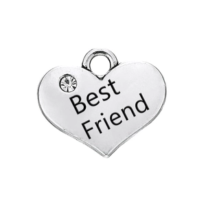 Détail du pendentif cœur argenté avec gravure Best Friend et une pierre en zircone brillante