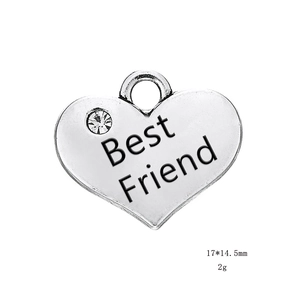 Vue détaillée du pendentif cœur avec gravure Best Friend, strass et dimensions