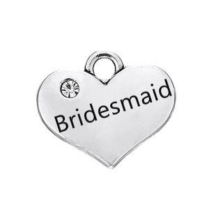 Détail macro du pendentif de demoiselle d'honneur en forme de coeur avec cristal