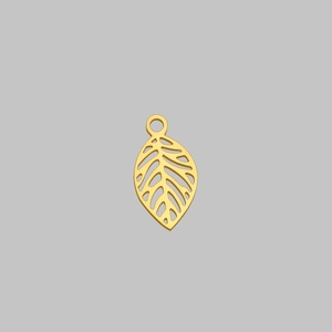 Détail macro du pendentif feuille dorée montrant les nervures évidées et l'anneau