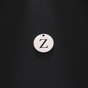 Detailansicht eines 12mm Edelstahl-Anhängers mit runder Form und ausgestanztem Buchstaben Z