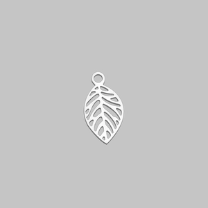Vue détaillée du pendentif feuille creuse en acier inoxydable avec texture argentée
