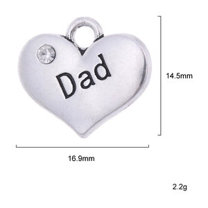 Détail du pendentif coeur argenté vintage avec texte Dad et dimensions 16,9x14,5mm