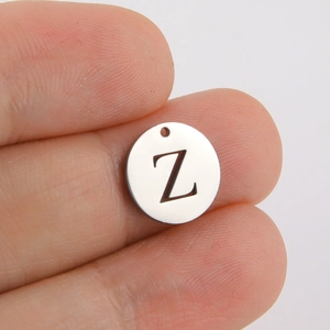 Nahaufnahme eines 12mm runden Edelstahl-Anhängers mit hohlgeschnittenem Buchstaben Z