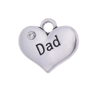 Détail du pendentif en cœur argenté gravé Dad avec petit cristal et anneau de suspension