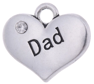 Vue macro du pendentif Dad en forme de cœur en argent antique avec un zircon brillant